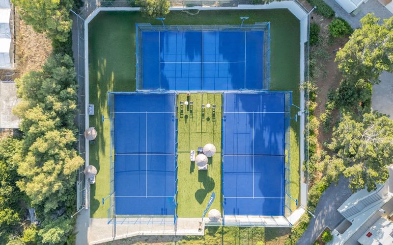 Die drei Padelplätze des Almyra auf Kreta von oben